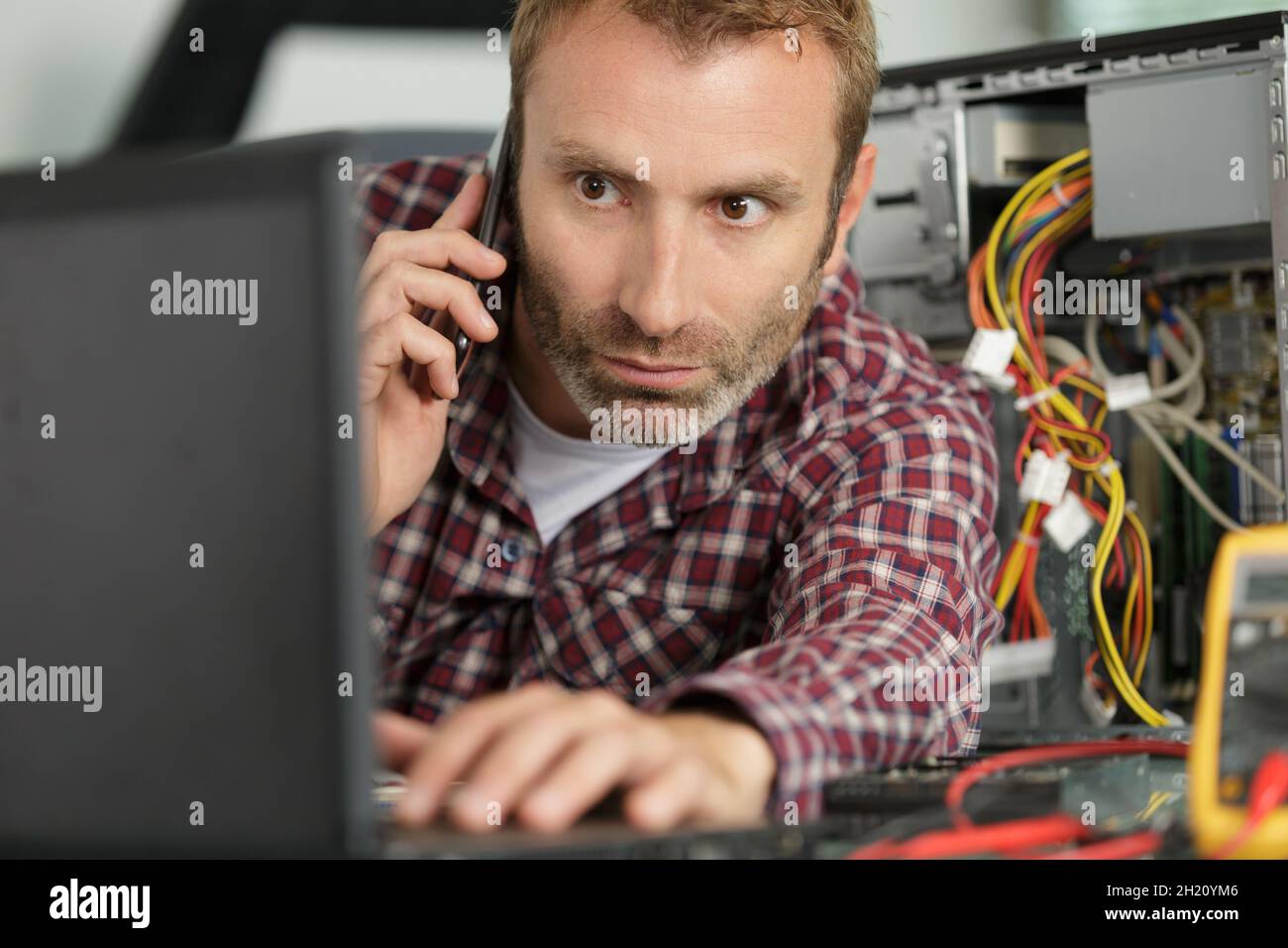 computer technician engineer speaks on the phone Stock Photo