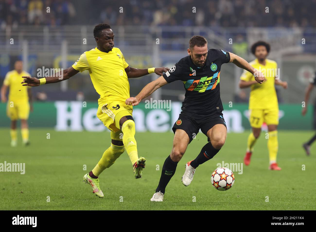 Stefan de Vrij of FC Internazionale fights for the ball against Adama Traore of FC Sheriff Tiraspol during the UEFA Champions League 2021/22 Group Stage - Group D football match between FC Internazionale and FC Sheriff Tiraspol at Giuseppe Meazza Stadium, Milan, Italy on October 19, 2021 Stock Photo