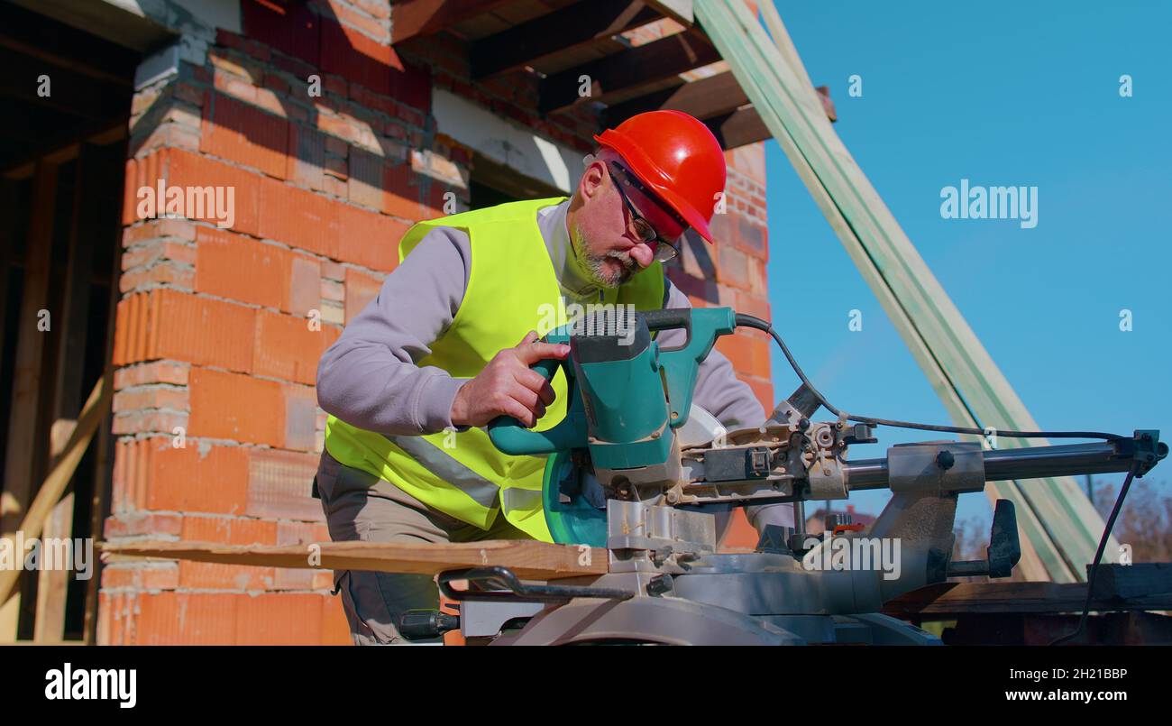 Man Using Saw Workman using industrial circular saw hi-res stock photography and ...