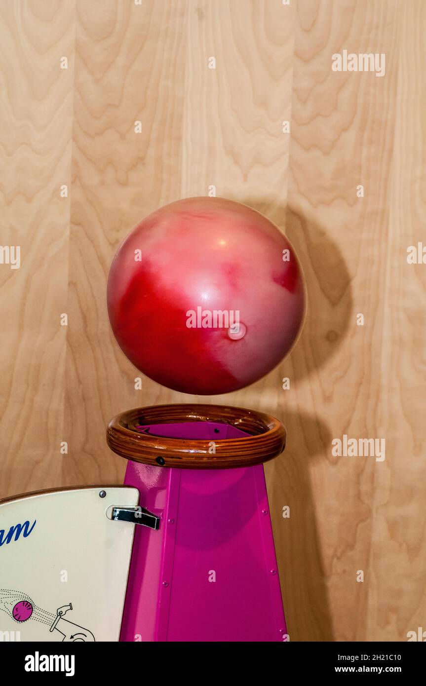 Science museum of Minnesota. What holds the ball up.  When the airstream is vertical it pushes directly opposite against the force of gravity that pul Stock Photo