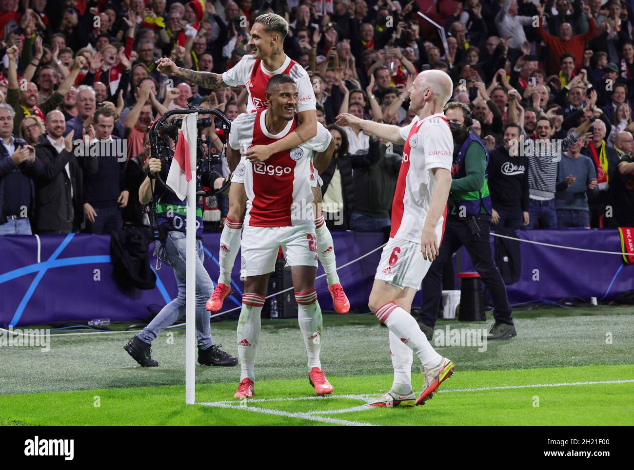 Amsterdam, Niederlande. 19th Oct, 2021. firo: 19.10.2021, Fuvuball, UEFA Champions League, CL, CHL, season 2021/2022, group stage, Ajax Amsterdam - BVB, Borussia Dortmund goal jubilation to 4: 0 by Sebastien Haller with Antony and Davy Klaassen Credit: dpa/Alamy Live News Stock Photo