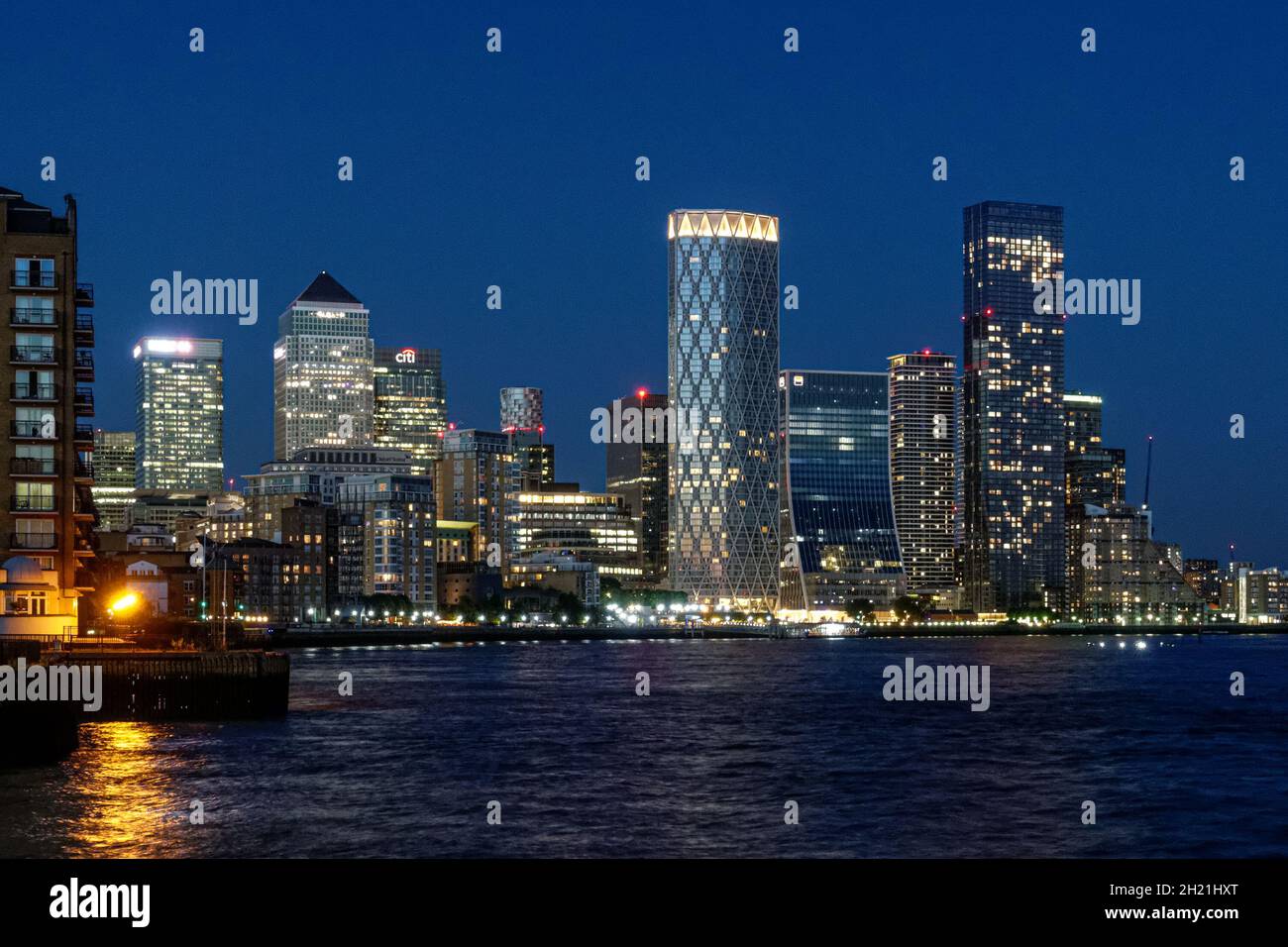 Canary wharf panoramic night view hi-res stock photography and images ...
