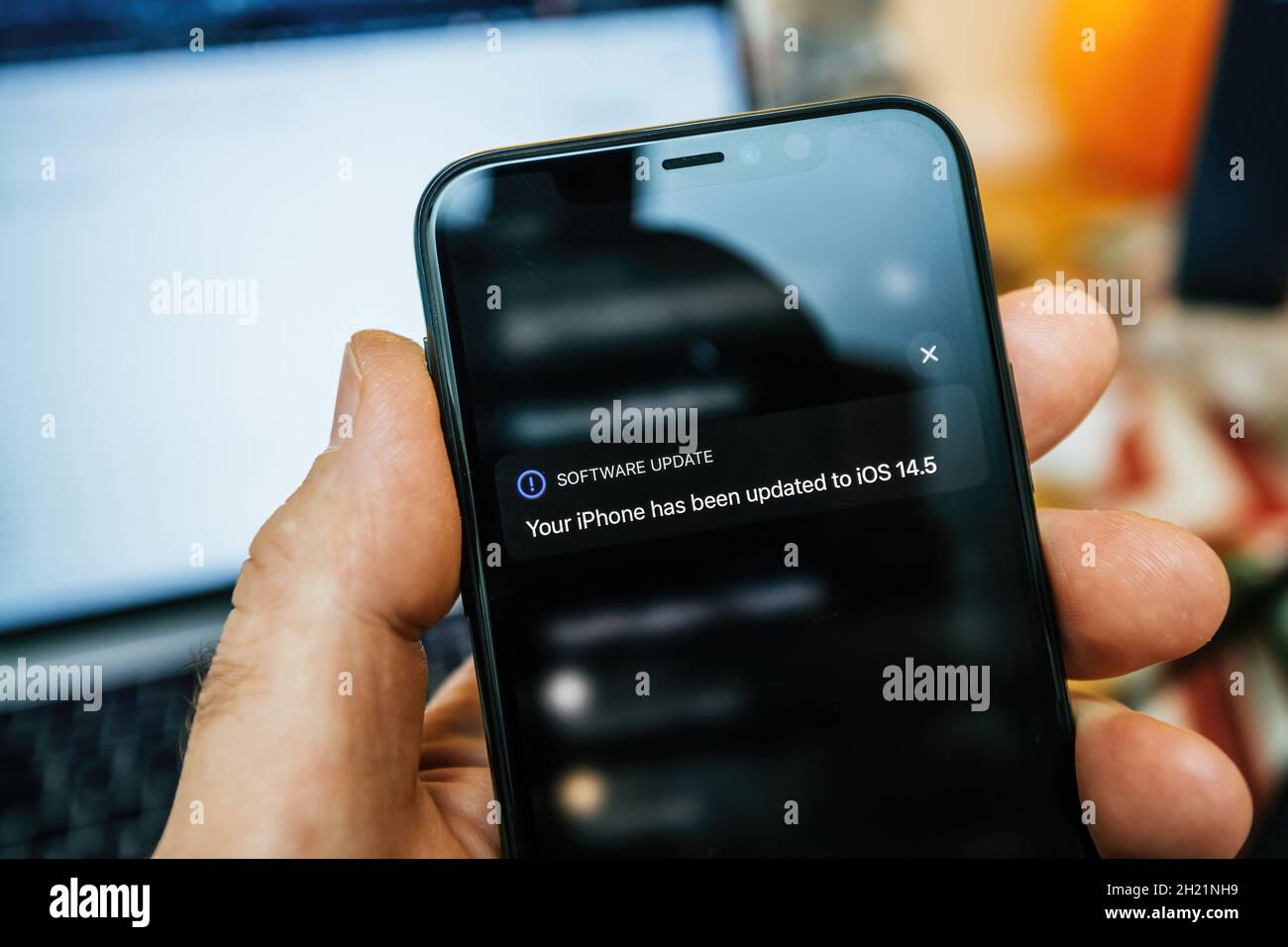 Software update notification hi-res stock photography and images - Alamy
