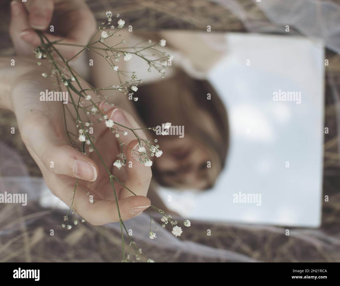 Woman hands holding mirror hi-res stock photography and images - Alamy