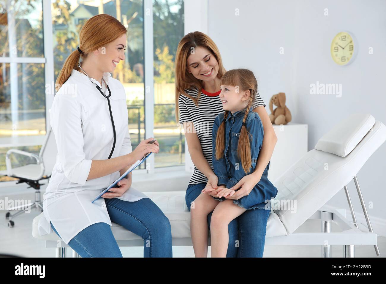 pedomom mother with dother Mother and daughter visiting pediatrician. Doctor working with patient in  hospital Stock Photo - Alamy