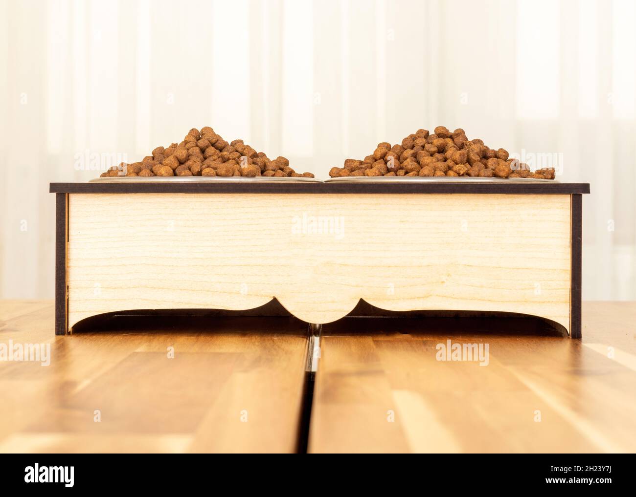 Domestic tabby cats feeding themselves. eating pet food Stock Photo Alamy