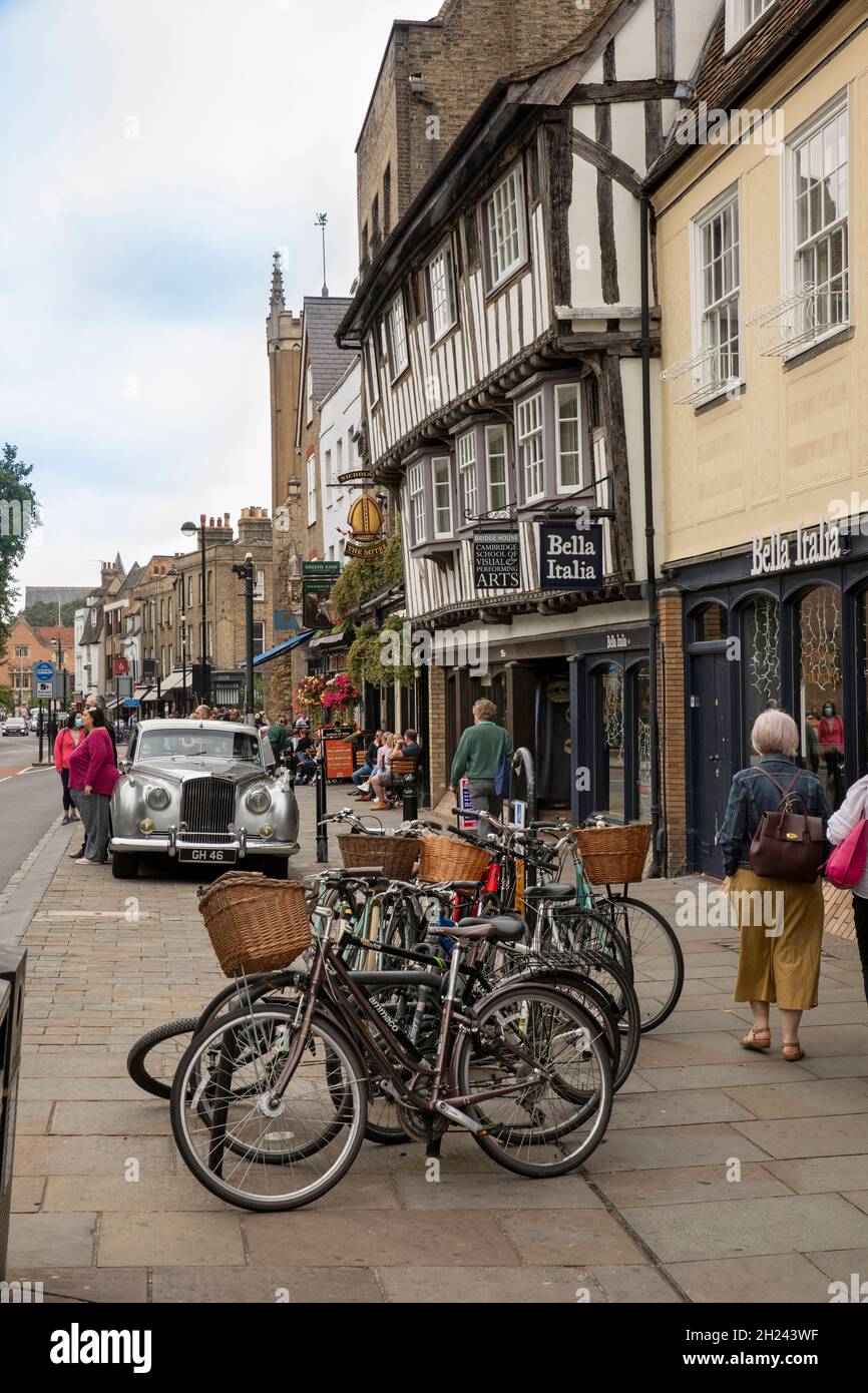 UK, England, Cambridgeshire, Cambridge, Bridge Street, bicycles at Mitre Inn, jettied timber framed pub Stock Photo