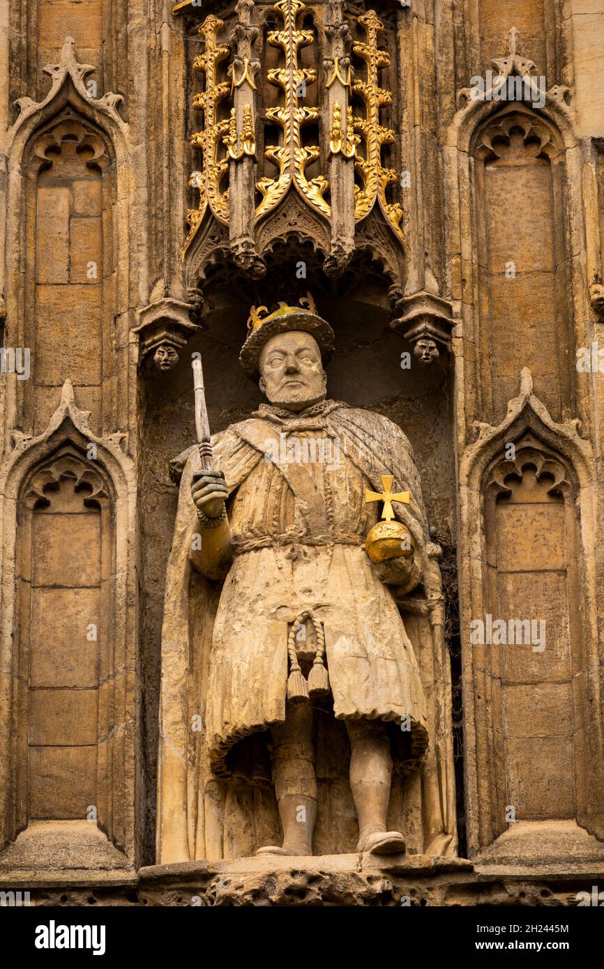 UK, England, Cambridgeshire, Cambridge, statue of Henry VIII above