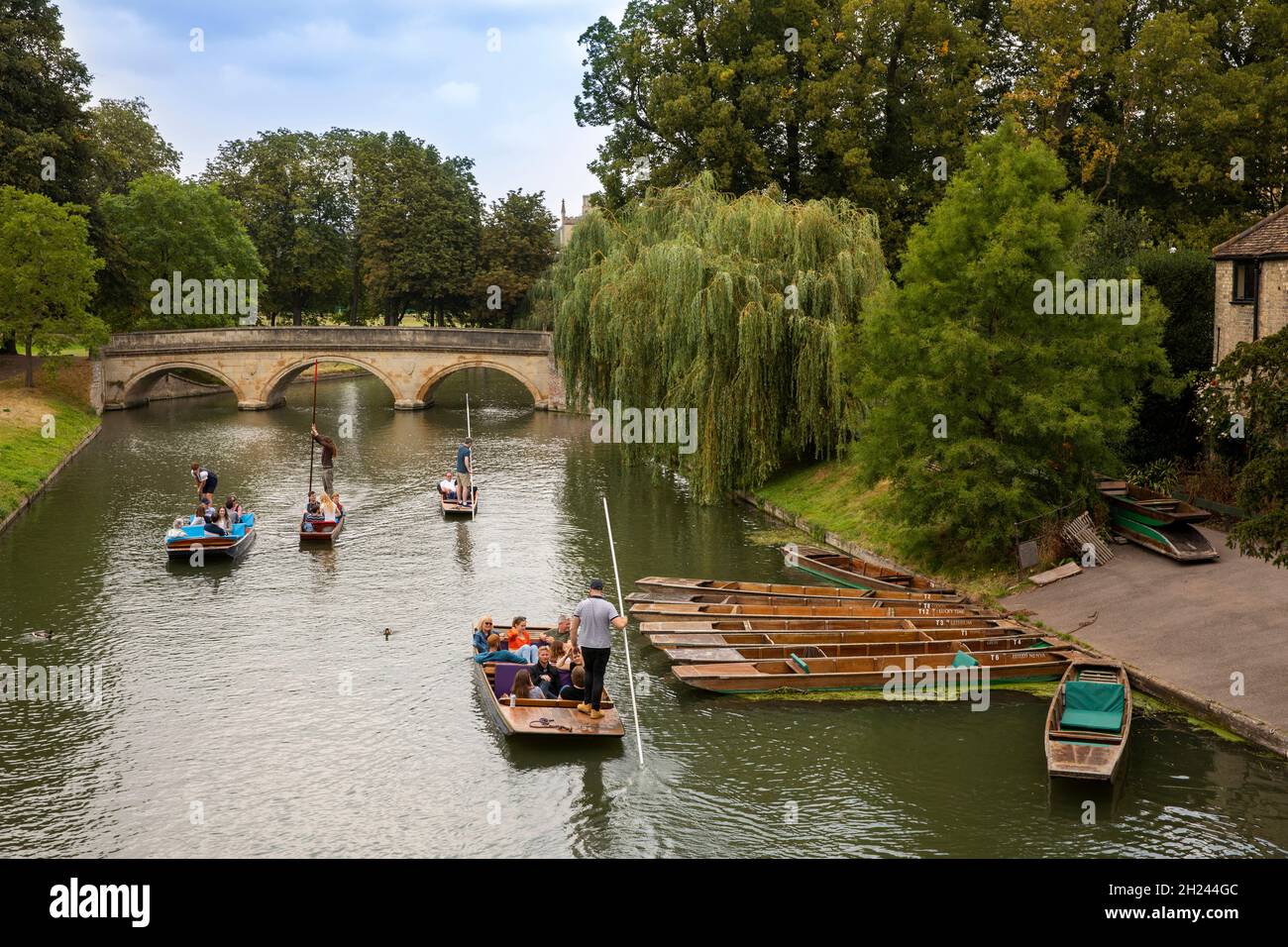 UK, England, Cambridgeshire, Cambridge, punts on River Cam from Garret Hostel Lane bridge Stock Photo