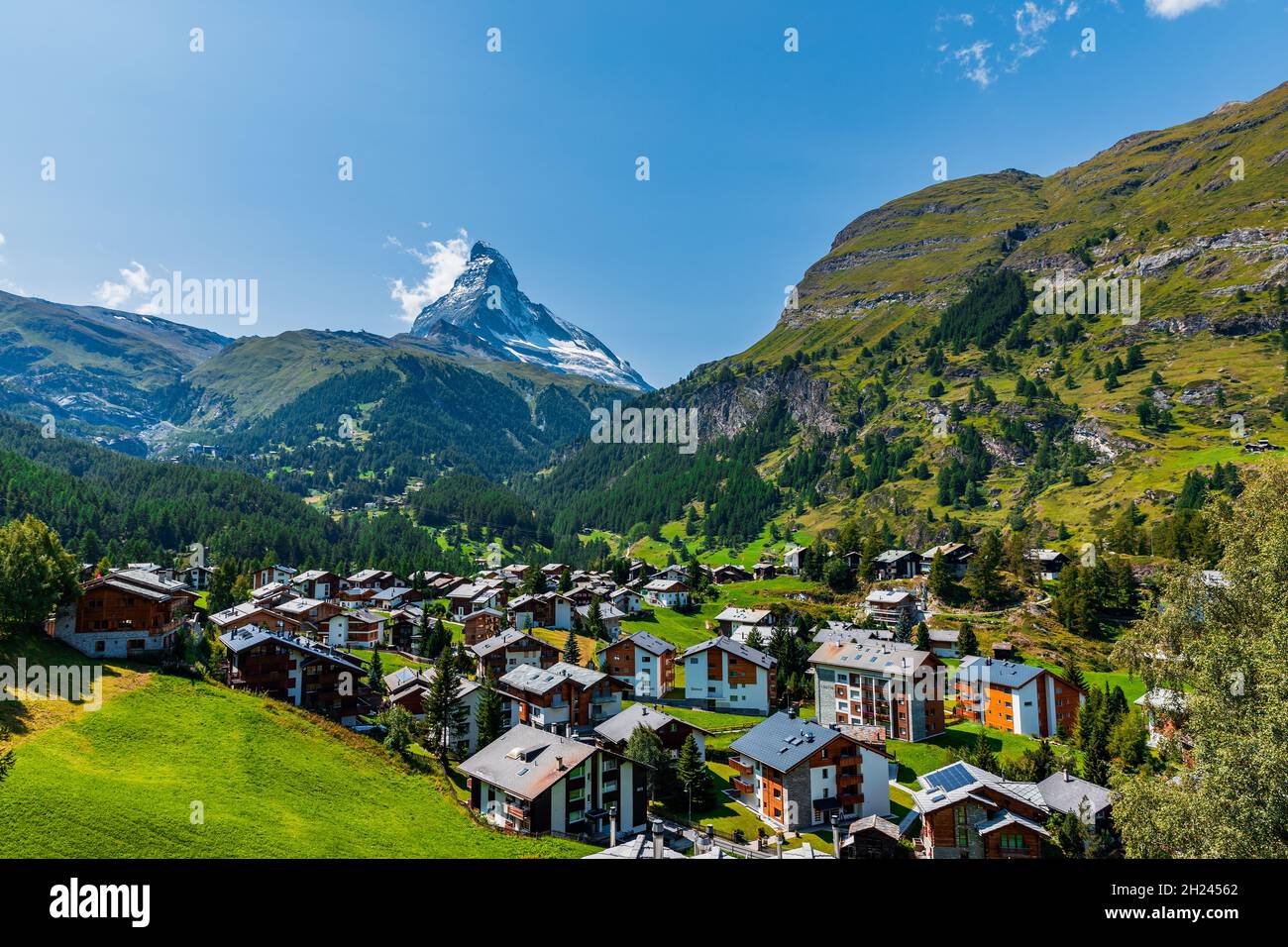 swiss-alps-during-summer-in-a-blue-day-zermatt-matterhorn-switzerland