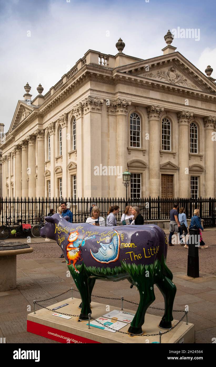 UK, England, Cambridgeshire, Cambridge, King’s Parade, Sally Adams’ ‘Hey Diddle Diddle’ cow and Kings College Old Schools building Stock Photo