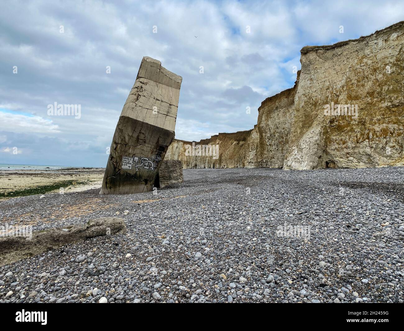 Ein riesiger Bunker des Atlantikwalls ist bei Sainte-Marguerite-sur-Meer von den Kreidefelsen gestürzt. Jetzt steht er aufrecht am Strand. Stock Photo