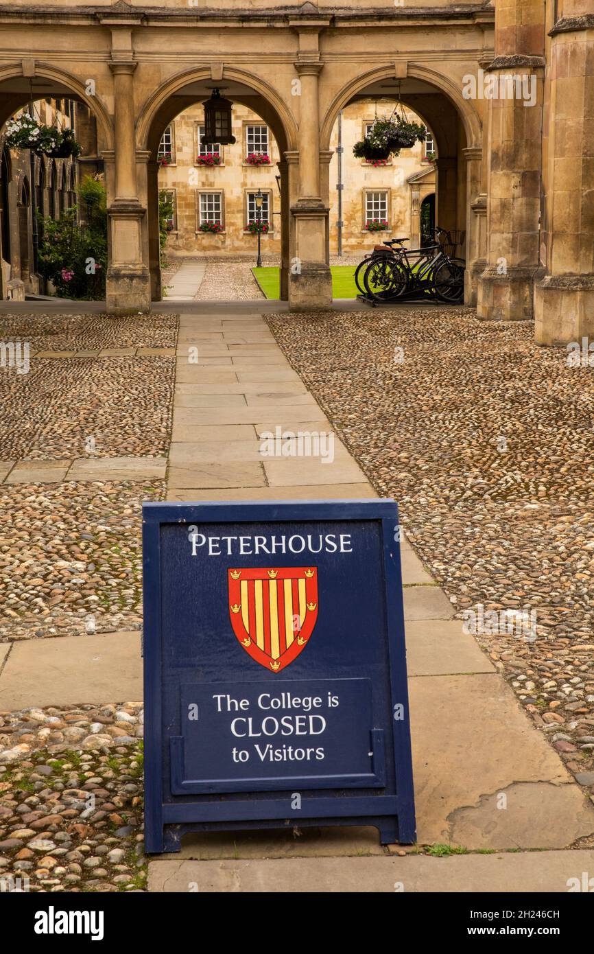 UK, England, Cambridgeshire, Cambridge, Trumpington Street, Peterhouse College arched entrance to quadrangle, ‘Closed to Visitors’ sign Stock Photo