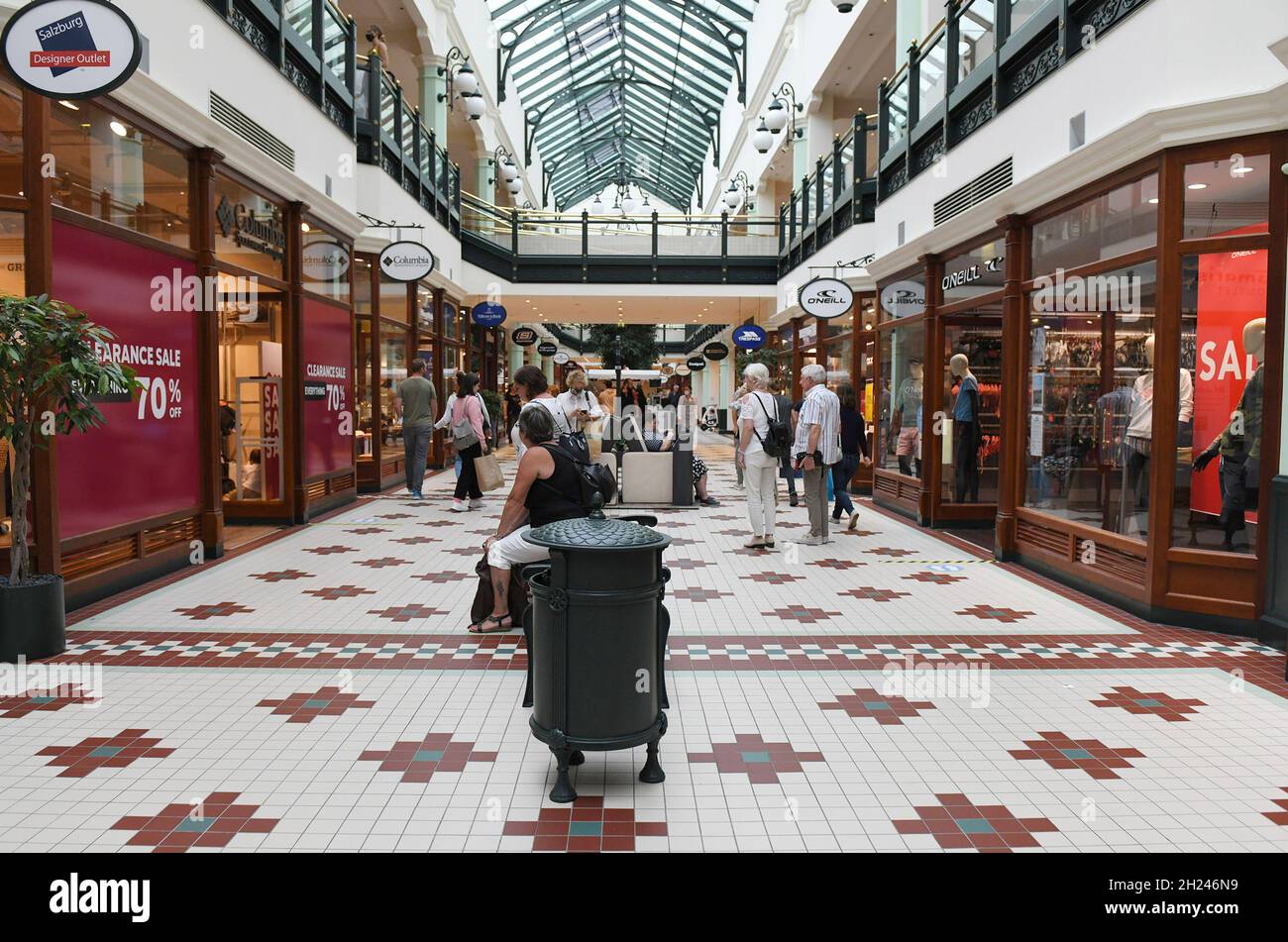 Outlet center hi-res stock photography and images - Alamy