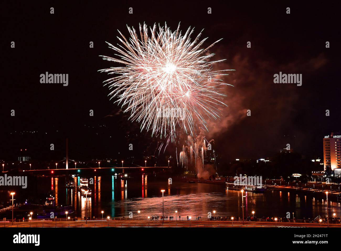 „Donau in Flammen“ begeistert jedes Jahr tausende Besucher. Vom Ufer aus werden bengalische Feuer und Feuerwerke synchron zu thematisch abgestimmter M Stock Photo