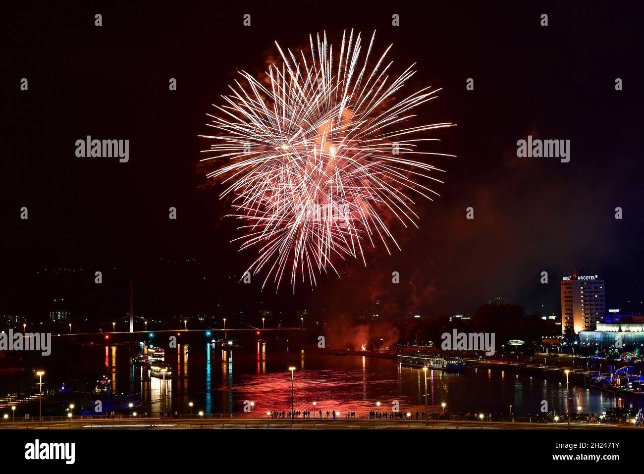 „Donau in Flammen“ begeistert jedes Jahr tausende Besucher. Vom Ufer aus werden bengalische Feuer und Feuerwerke synchron zu thematisch abgestimmter M Stock Photo
