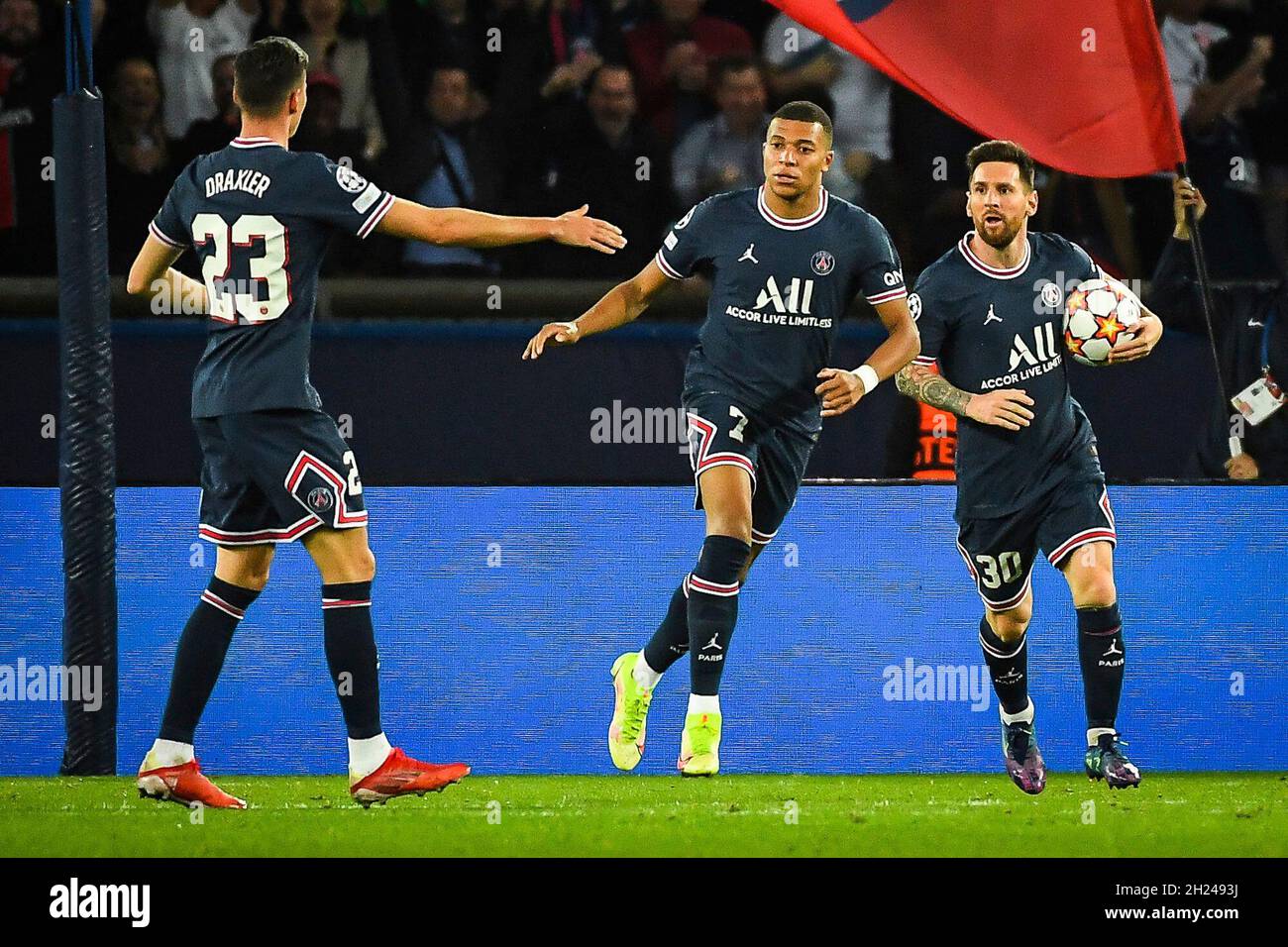 firo: 19.10.2021, football, UEFA Champions League, CL, CHL, season  2021/2022, group stage, PSG, Paris Saint Germain - RB Red Bull Leipzig 3: 2  Lionel (Leo) MESSI of PSG celebrate his goal with