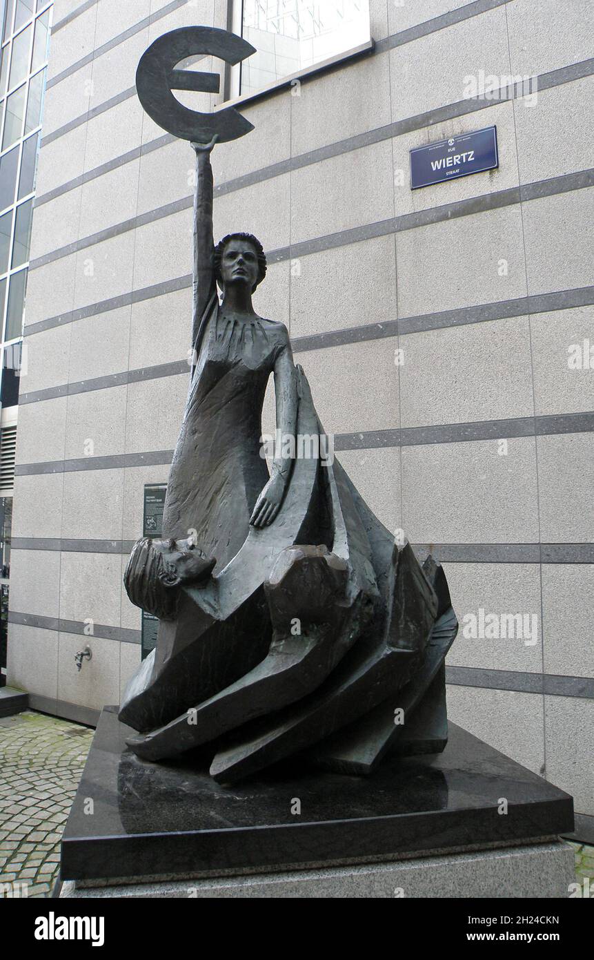 Statue mit euro symbol hi-res stock photography and images - Alamy