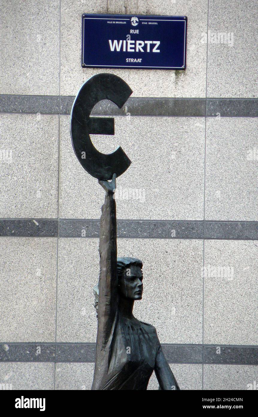 Statue mit euro symbol hi-res stock photography and images - Alamy