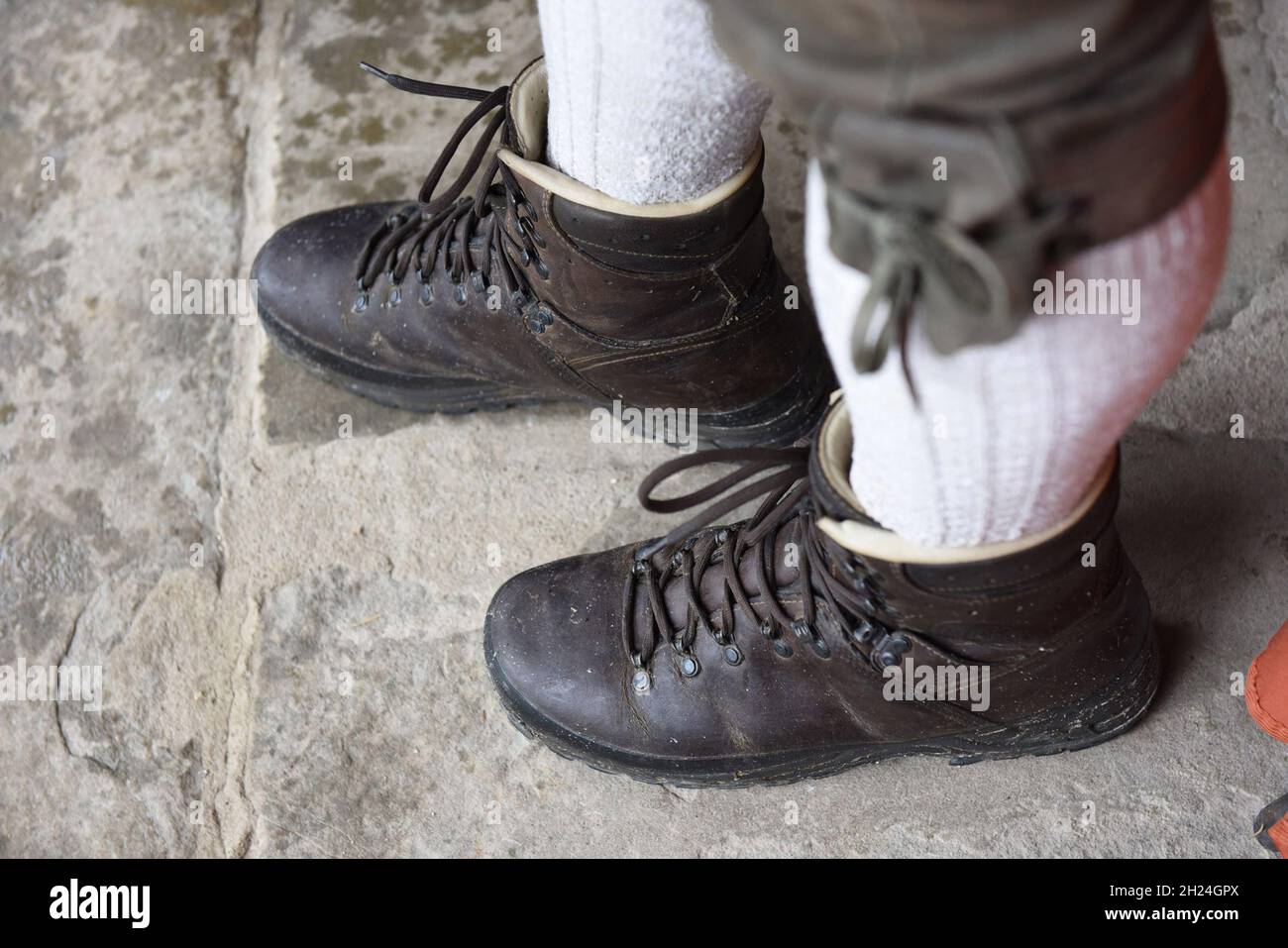 Fest Berg- und Wanderschuhe mit Lederhose - Fixed mountain and hiking boots with leather pants Stock Photo