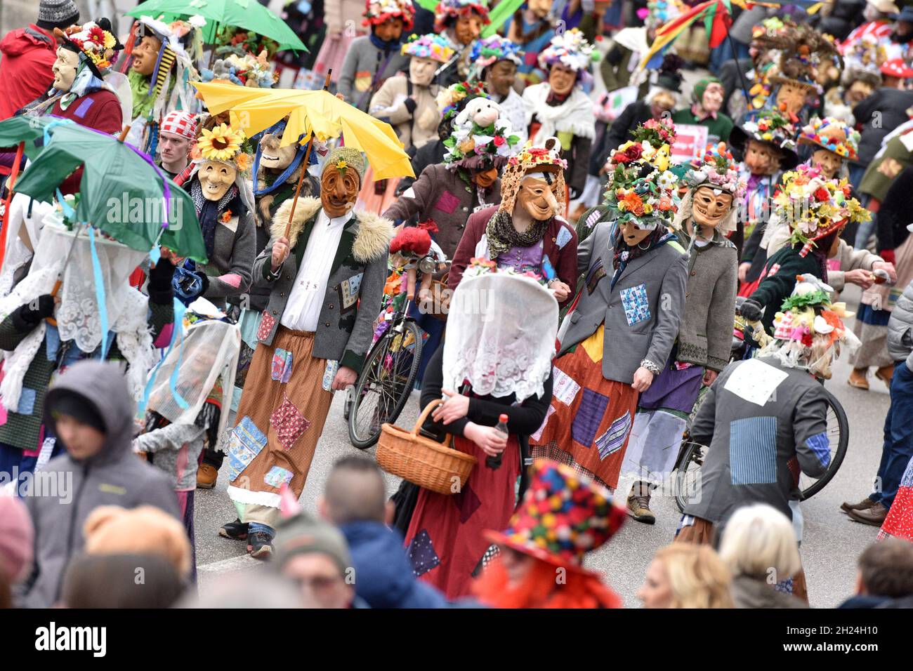 Fasching im Salzkammergut - hier wird noch richtig zünftig gefeiert - auf dem Bild der „Fetzenzug“ in Ebensee (Bezirk Gmunden, Oberösterreich, Österre Stock Photo