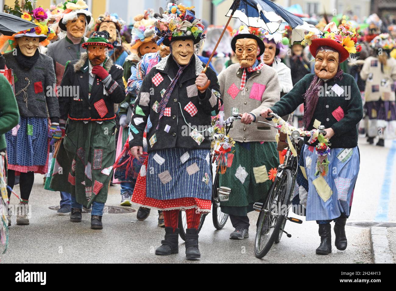 Fasching im Salzkammergut - hier wird noch richtig zünftig gefeiert - auf dem Bild der „Fetzenzug“ in Ebensee (Bezirk Gmunden, Oberösterreich, Österre Stock Photo