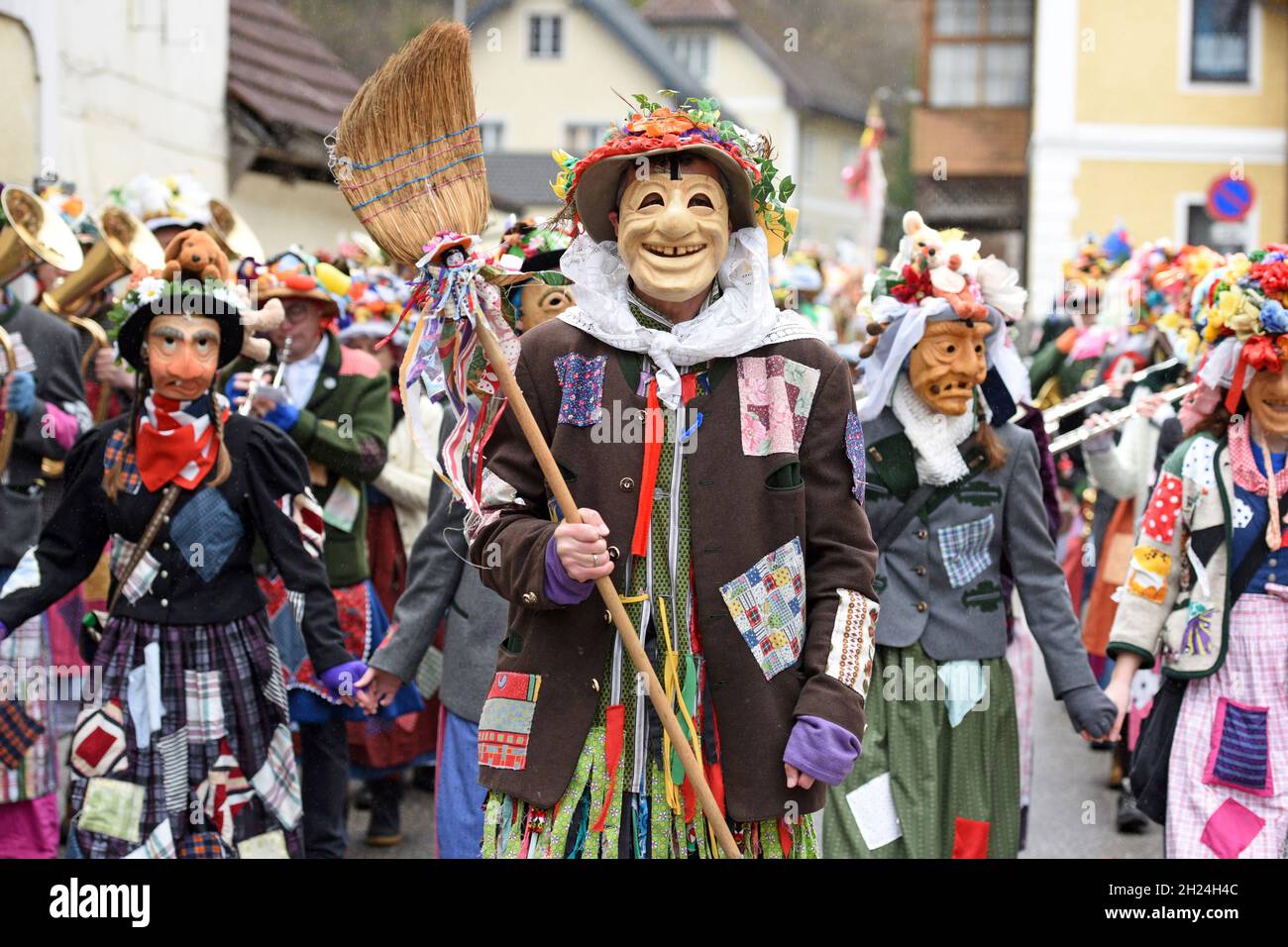 Fasching im Salzkammergut - hier wird noch richtig zünftig gefeiert - auf dem Bild der „Fetzenzug“ in Ebensee (Bezirk Gmunden, Oberösterreich, Österre Stock Photo