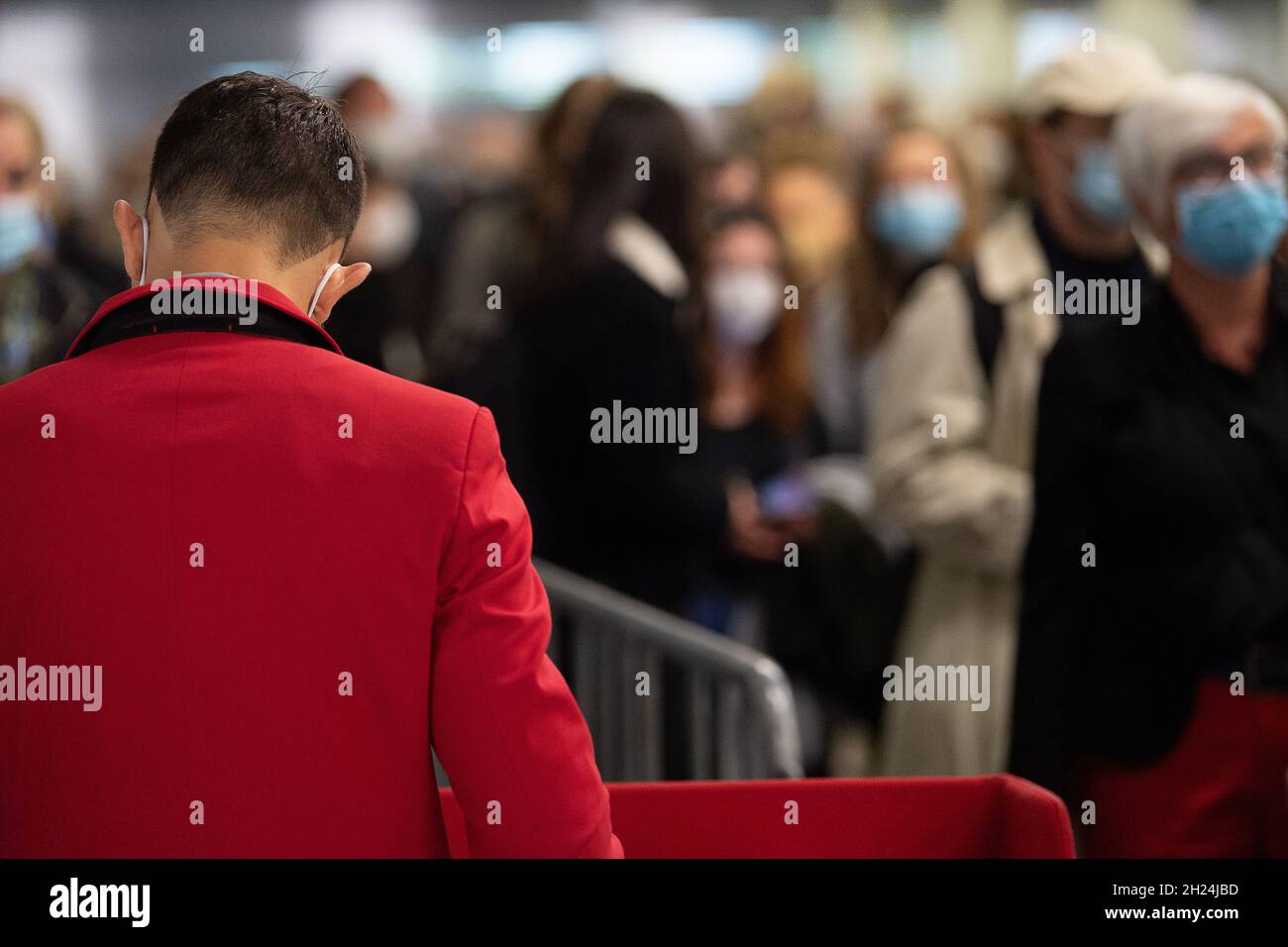 October 21 Hessen Frankfurt Main A Fair Employee Stands In Front Of Queues At The Entrance To The Frankfurt Book Fair 21 After The Pandemic Related Break In The Frankfurt Book Fair