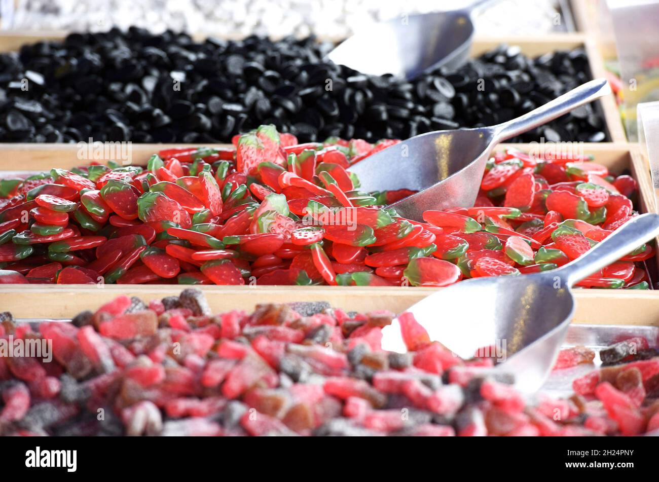 Nahaufnahme von Fruchtgummis in Erdbeerform - Close up of strawberry shaped fruit gums Stock Photo