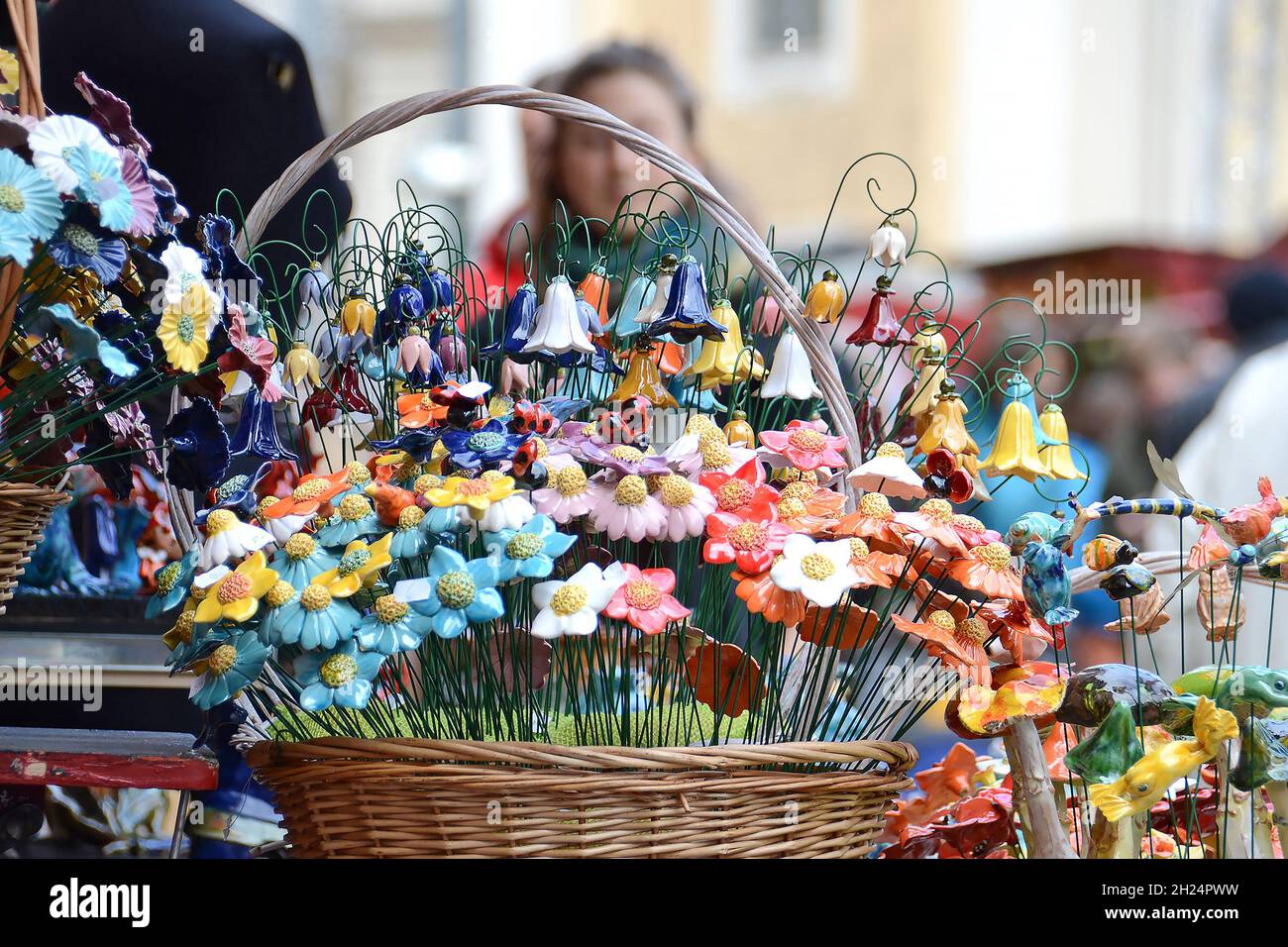 Frühlingsdekoration mit Keramik-Blumen - Spring decoration with ceramic flowers Stock Photo