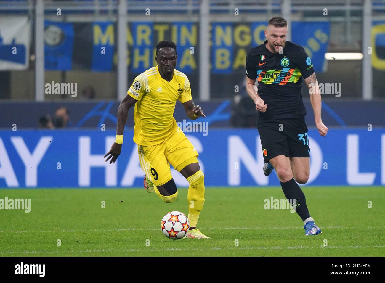 Milan, Italy. 19th Oct, 2021. Milan Skriniar (FC Inter) and Adama Traore (FC Sheriff Tiraspol) during Inter - FC Internazionale vs Sheriff Tiraspol, UEFA Champions League football match in Milan, Italy, October 19 2021 Credit: Independent Photo Agency/Alamy Live News Stock Photo