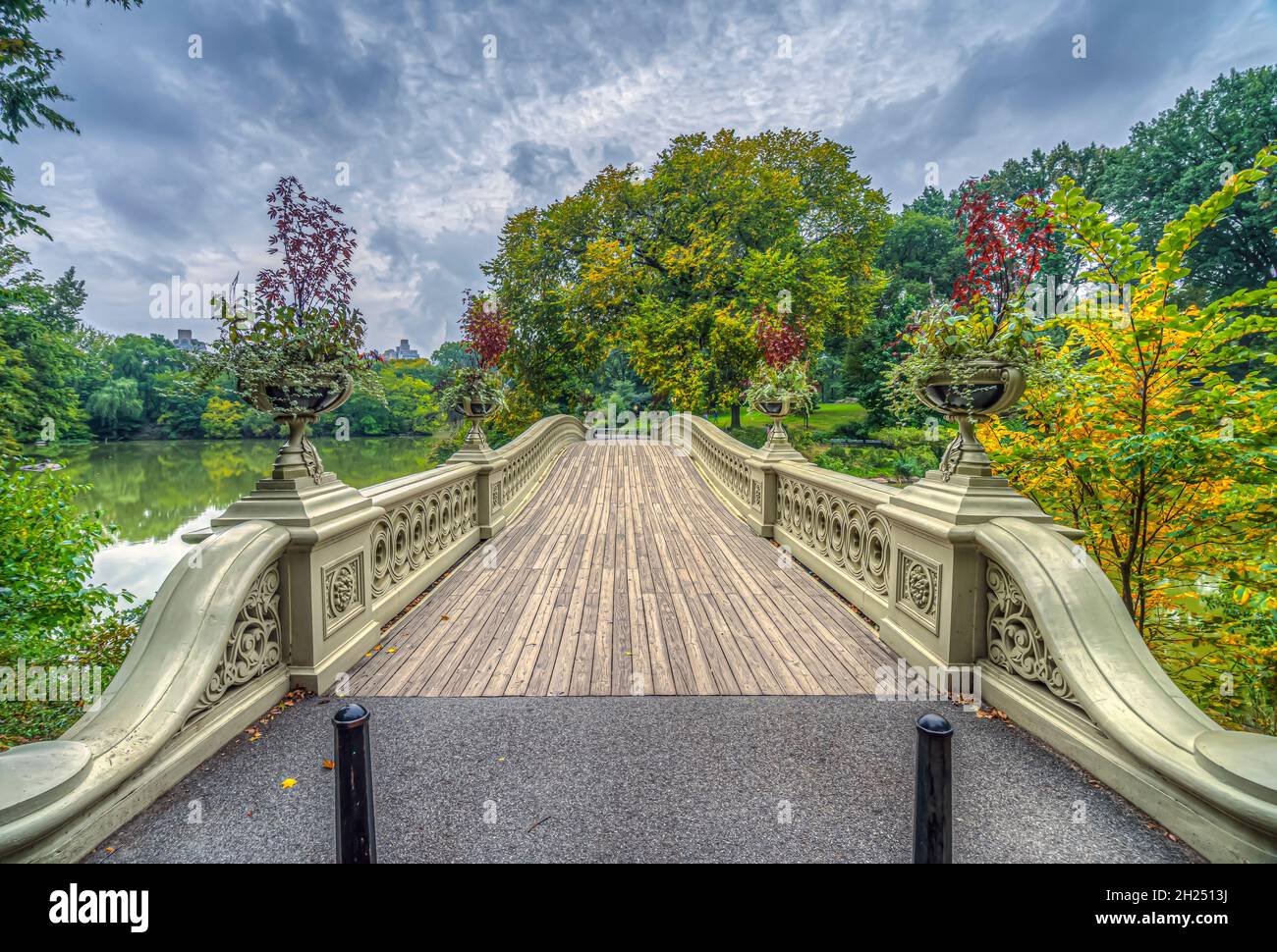Bow bridge, Central Park, New York City in early autumn Stock Photo - Alamy
