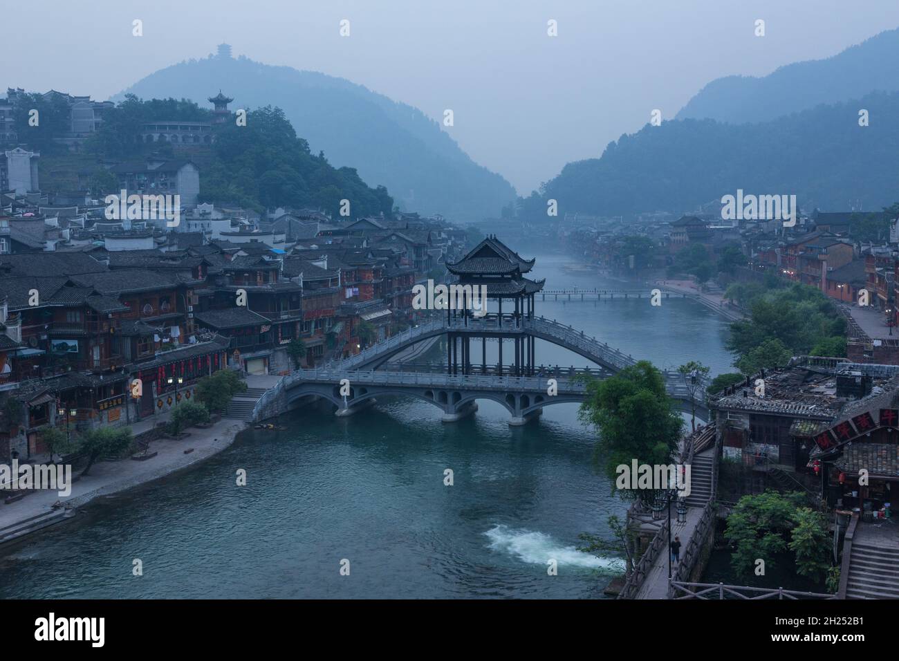 An early morning view of the Fenghuang Bridge over the Tuojiang River, Fenghuang, China. Stock Photo