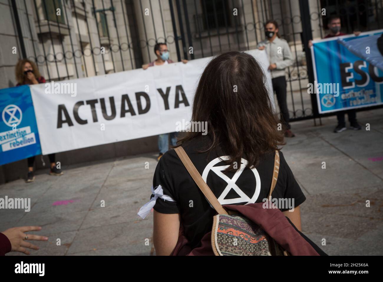 Madrid, Spain. 20th Oct, 2021. Demonstrators of the Extinction Rebellion (XR) movement protest against climate change outside the doors of the Ministry of Ecological Transition. (Photo by Fer Capdepon Arroyo/Pacific Press) Credit: Pacific Press Media Production Corp./Alamy Live News Stock Photo