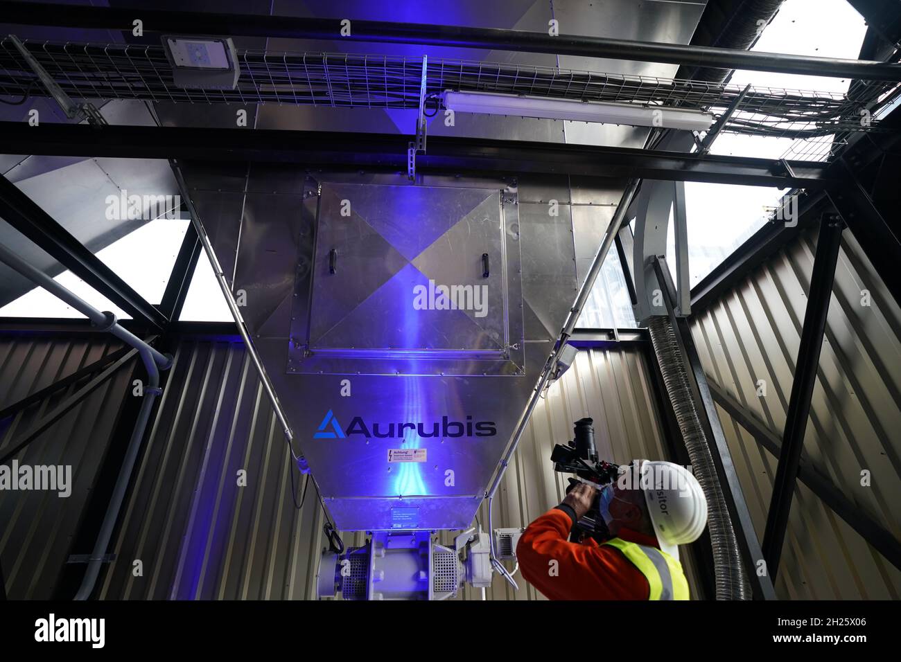 Hamburg, Germany. 20th Oct, 2021. A cameraman films the filters in the ...
