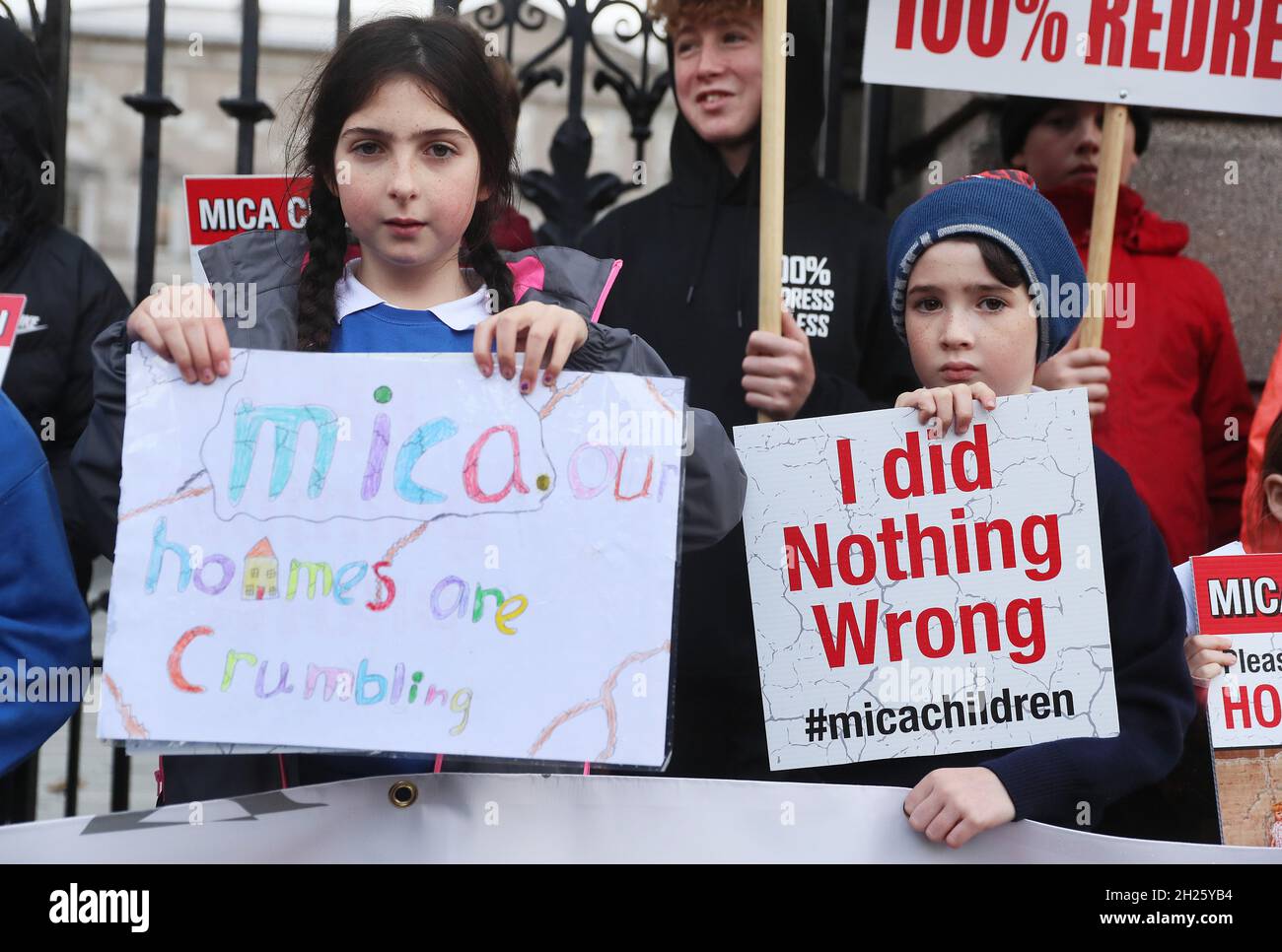***PARENTAL PERMISSION GIVEN*** Annie Bradley (9), from Urris Clonmany, and Oliver Kearns (9), from Burnfoot, at the gates of the Dail on Kildare street, Dublin, as children from across Donegal protest to highlight the ongoing mica crisis. Picture date: Wednesday October 20, 2021. Mica home owners whose properties are crumbling due to defective blocks containing excessive deposits of the mineral Mica are demanding that the Government improve a redress scheme to provide 100% of the rebuild and repair costs. Stock Photo