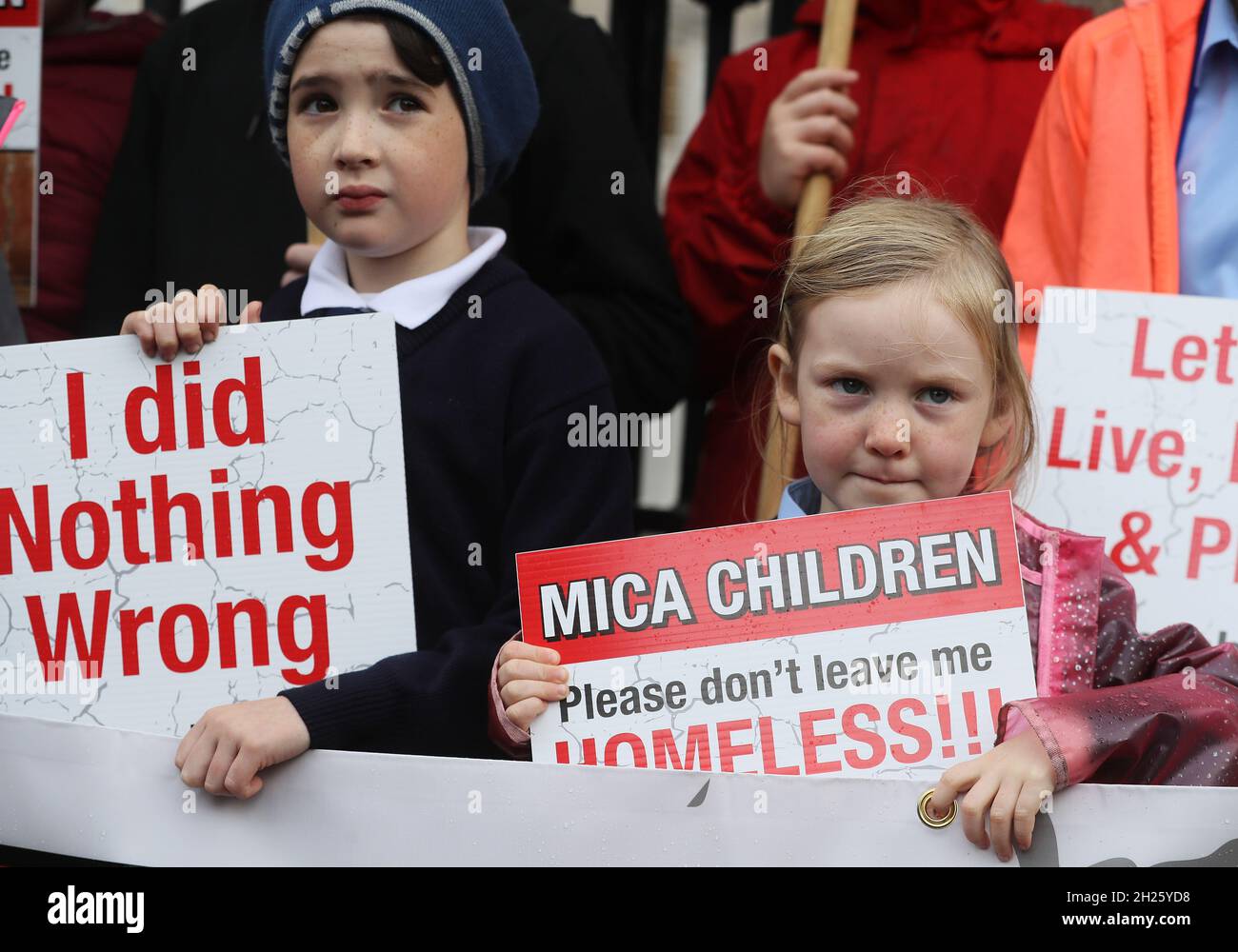 ***PARENTAL PERMISSION GIVEN*** Oliver Kearns (9), from Burnfoot, and Mary-Kate Gill (5), from Moville, at the gates of the Dail on Kildare street, Dublin, as children from across Donegal protest to highlight the ongoing mica crisis. Picture date: Wednesday October 20, 2021. Mica home owners whose properties are crumbling due to defective blocks containing excessive deposits of the mineral Mica are demanding that the Government improve a redress scheme to provide 100% of the rebuild and repair costs. Stock Photo