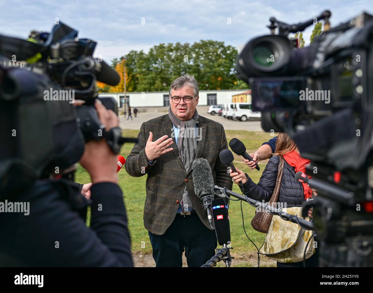 20 October 2021, Brandenburg, Eisenhüttenstadt: Olaf Jansen, head of Brandenburg's Central Foreigners Authority, speaks to media representatives at Brandenburg's Central Initial Reception Centre for Asylum Seekers (ZABH). In Brandenburg and Saxony, the reception facilities are filling up with people arriving in Germany from Iraq, Syria or Afghanistan via Belarus, Poland and the Baltic States. Photo: Patrick Pleul/dpa-Zentralbild/ZB Stock Photo