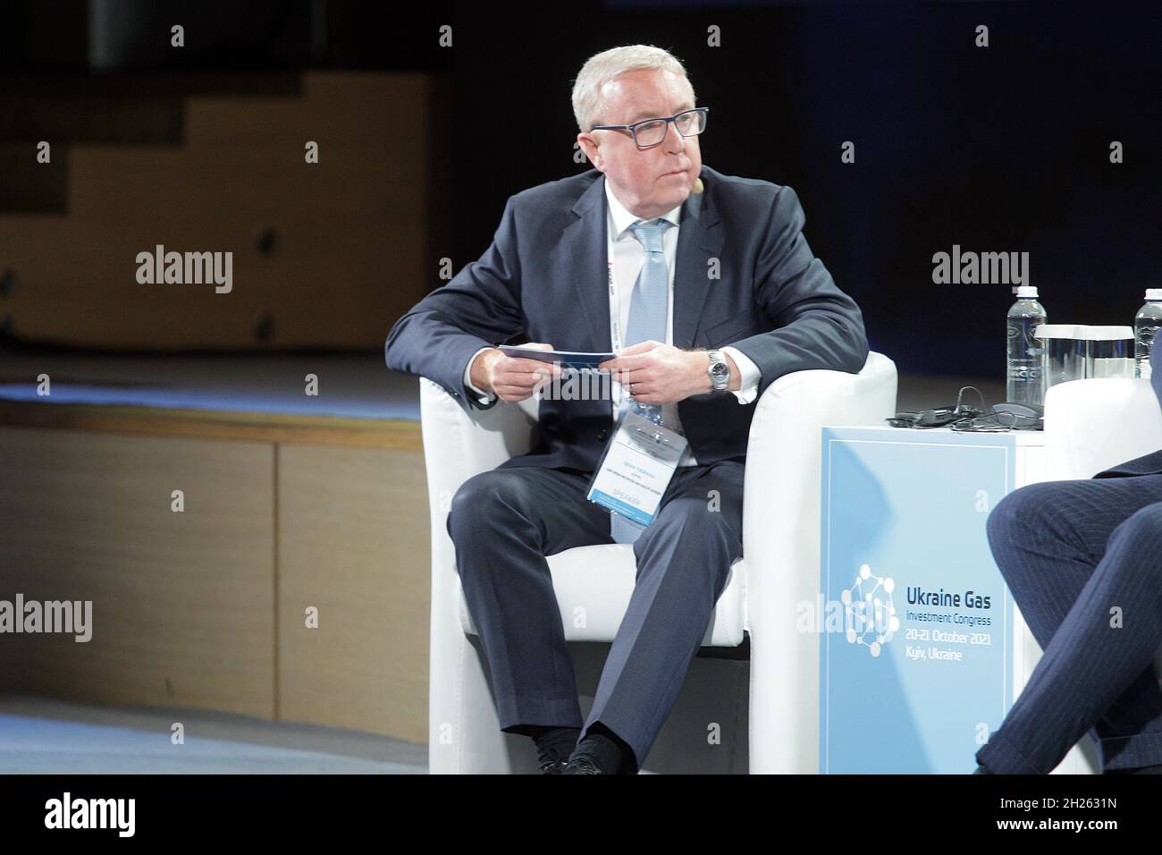 Non Exclusive: KYIV, UKRAINE - OCTOBER 20, 2021 - Chief Operating Officer and Head of Advisory at KPMG Sean Tiernan moderates the Redefining Ukraine&# Stock Photo