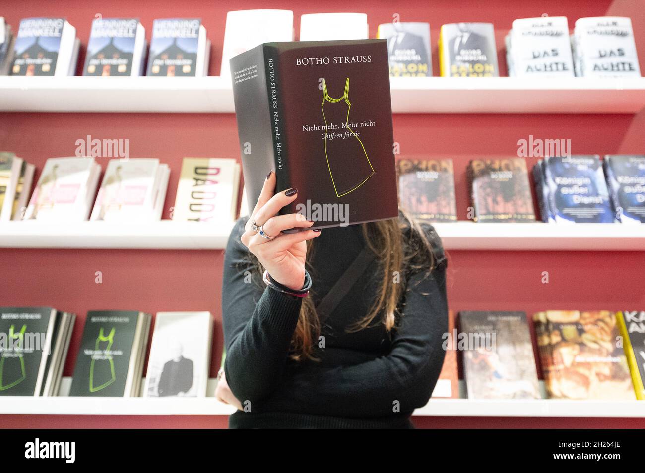 20 October 2021, Hessen, Frankfurt/Main: Frieda reads on the first day for  trade visitors at the Frankfurt Book Fair 2021 at the Carl Hanser Verlag  stand "Nicht mehr. Nothing more: Ciphers for
