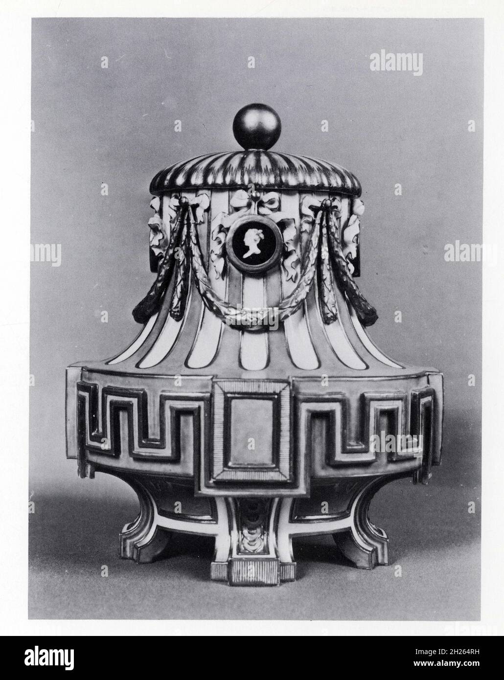 Vase à médaillons. Porcelaine tendre. Manufacture de Sèvres, vers 1766. Stock Photo