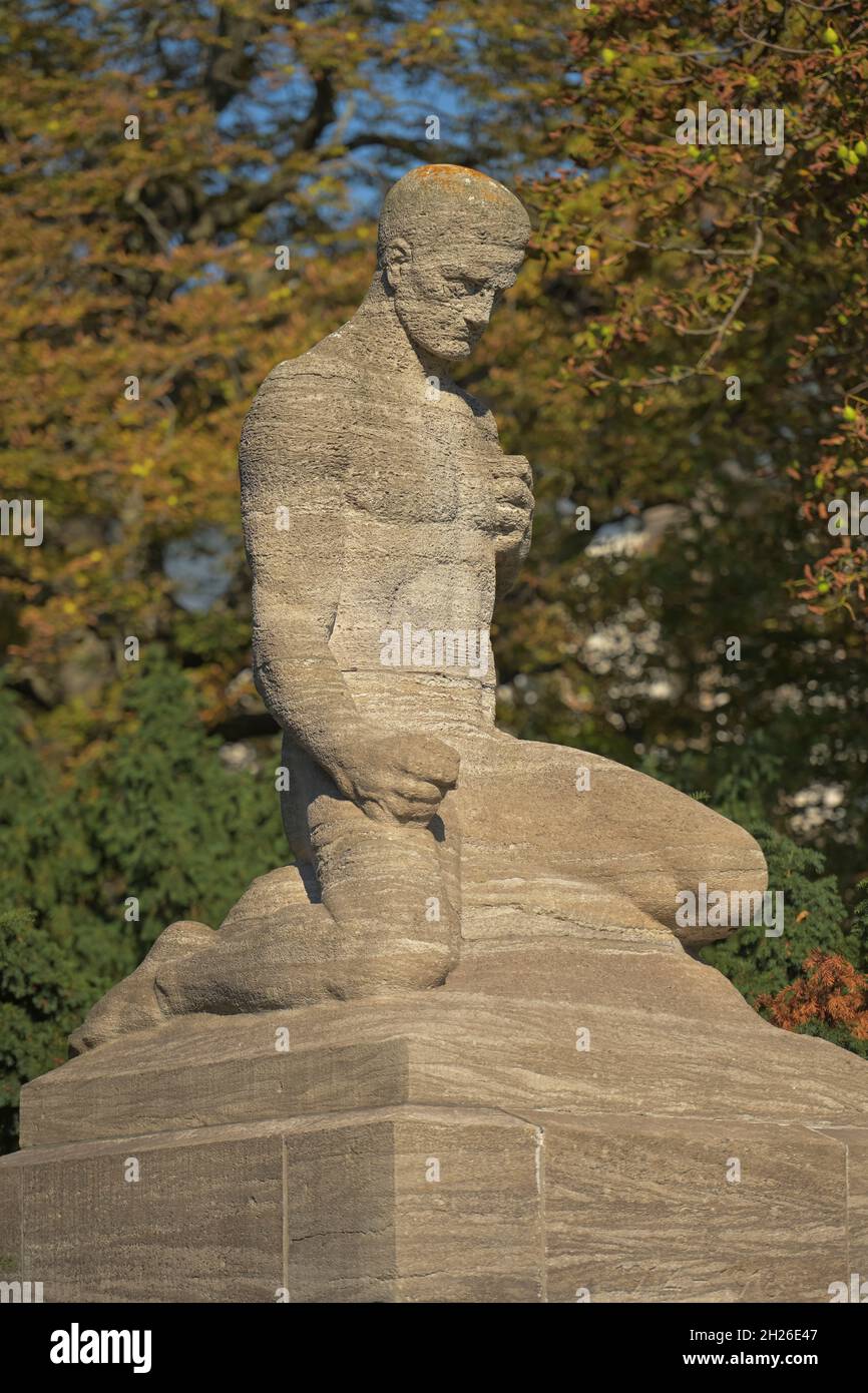 Kriegerdenkmal für die Gefallenen des Kaiser-Franz-Garde-Grenadier-Regiment Nr. 2, Grünstreifen, Baerwaldstraße, Urbanstraße, Kreuzberg, Berlin, Deuts Stock Photo