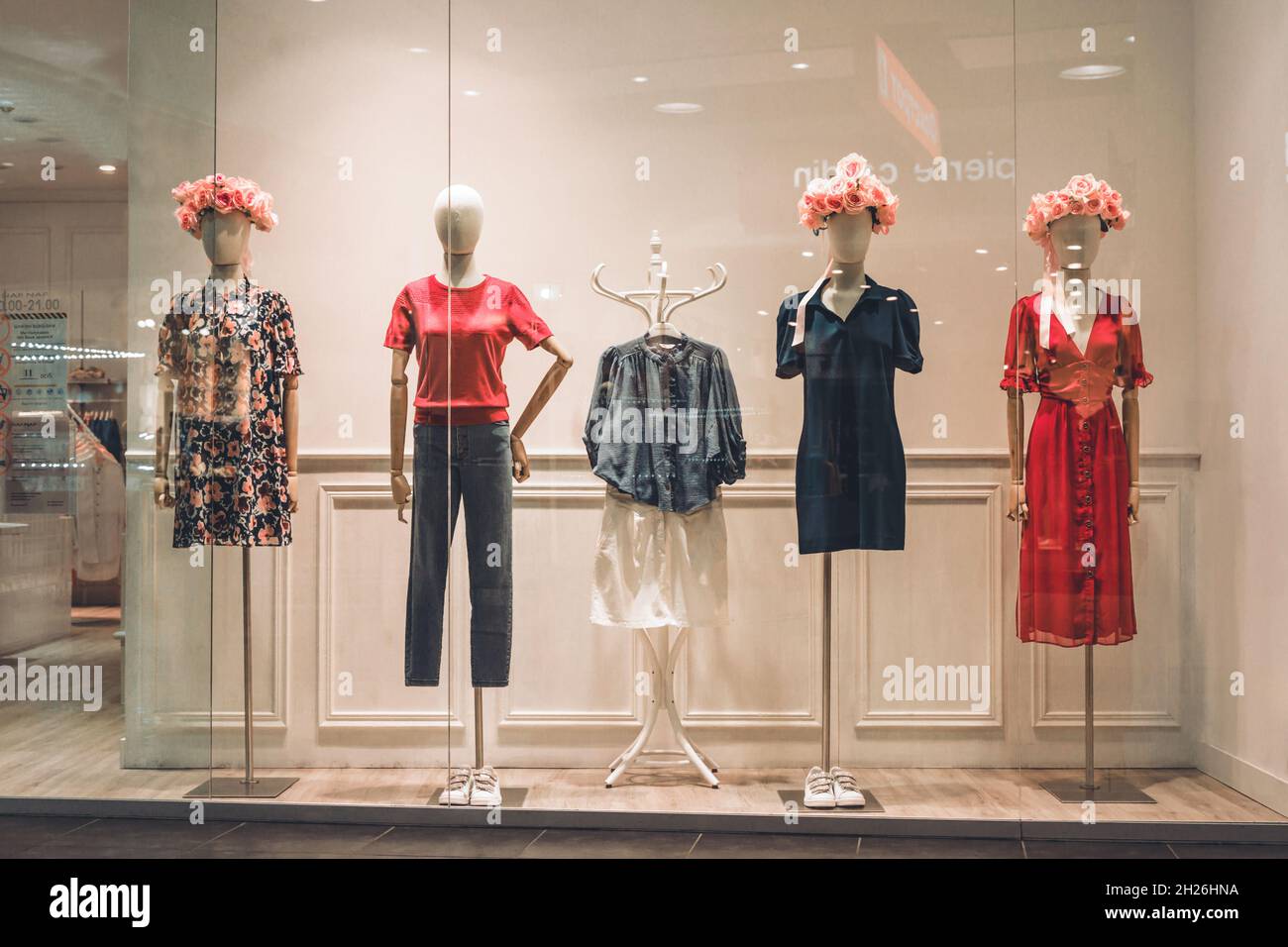 Standing female dummies. Showcase. UKRAINE, KHERSON - October 1, 2021:  Mannequins in the NAF NAF store Stock Photo - Alamy