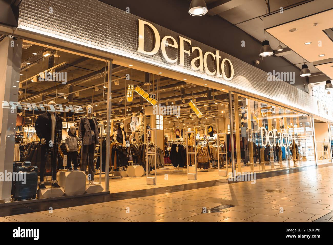 UKRAINE, KHERSON - October 1, 2021: Turkish clothing fashion store ''DeFacto''  in shopping center. Brand logo and view inside Stock Photo - Alamy