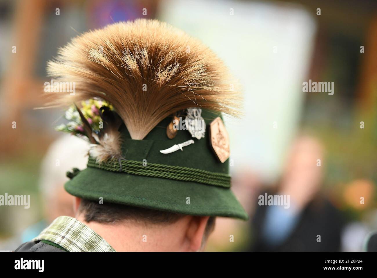 Ein typischer Hut mit Gamsbart im Salzkammergut (Oberösterreich, Österreich) - A typical hat with a chamois beard (a bundle with chamois hair) in the Stock Photo