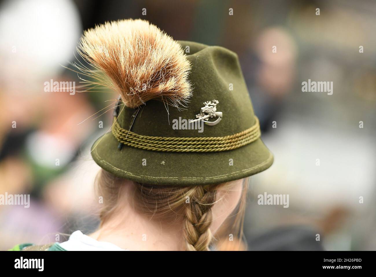 Ein typischer Hut mit Gamsbart im Salzkammergut (Oberösterreich,  Österreich) - A typical hat with a chamois beard (a bundle with chamois  hair) in the Stock Photo - Alamy