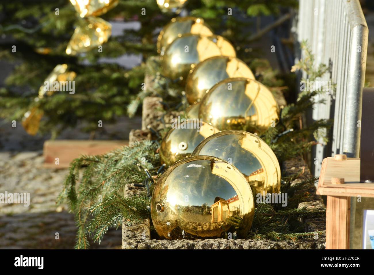 In Mondsee (Bezirk Vöcklabruck, Oberösterreich) zieren viele goldene Kugeln als Weihnachtsdekoration die Straßen und Plätze. -  In Mondsee (Vöcklabruc Stock Photo