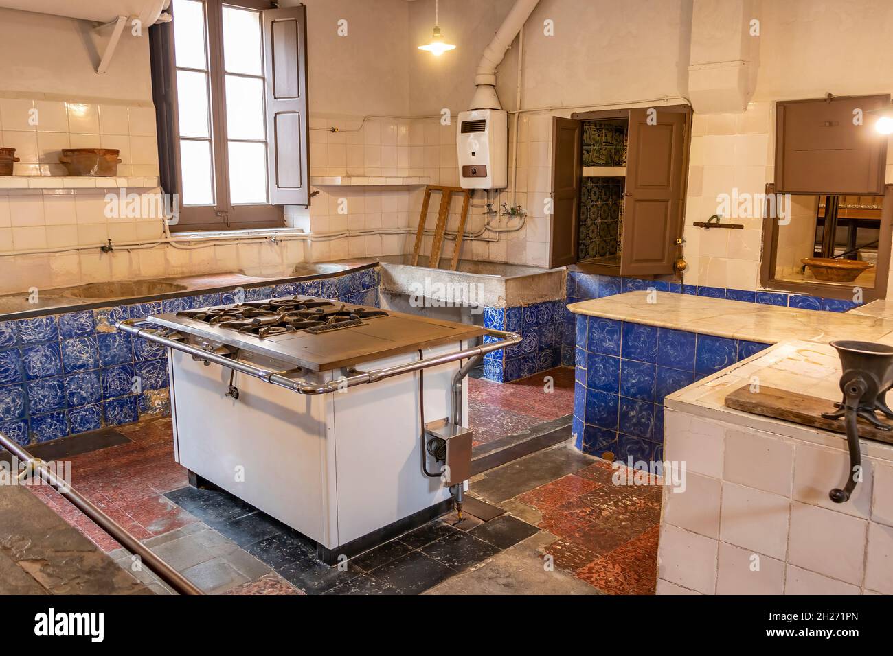 https://c8.alamy.com/comp/2H271PN/an-old-kitchen-from-the-early-20th-century-2H271PN.jpg