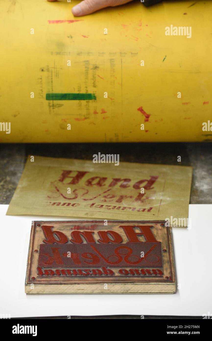 Druckplatte und Papierblatt mit der Aufschrift 'Handwerk anno dazumal' im Papiermachermuseum Steyrermühl (Laakirchen, Salzkammergut, Oberösterreich, Ö Stock Photo