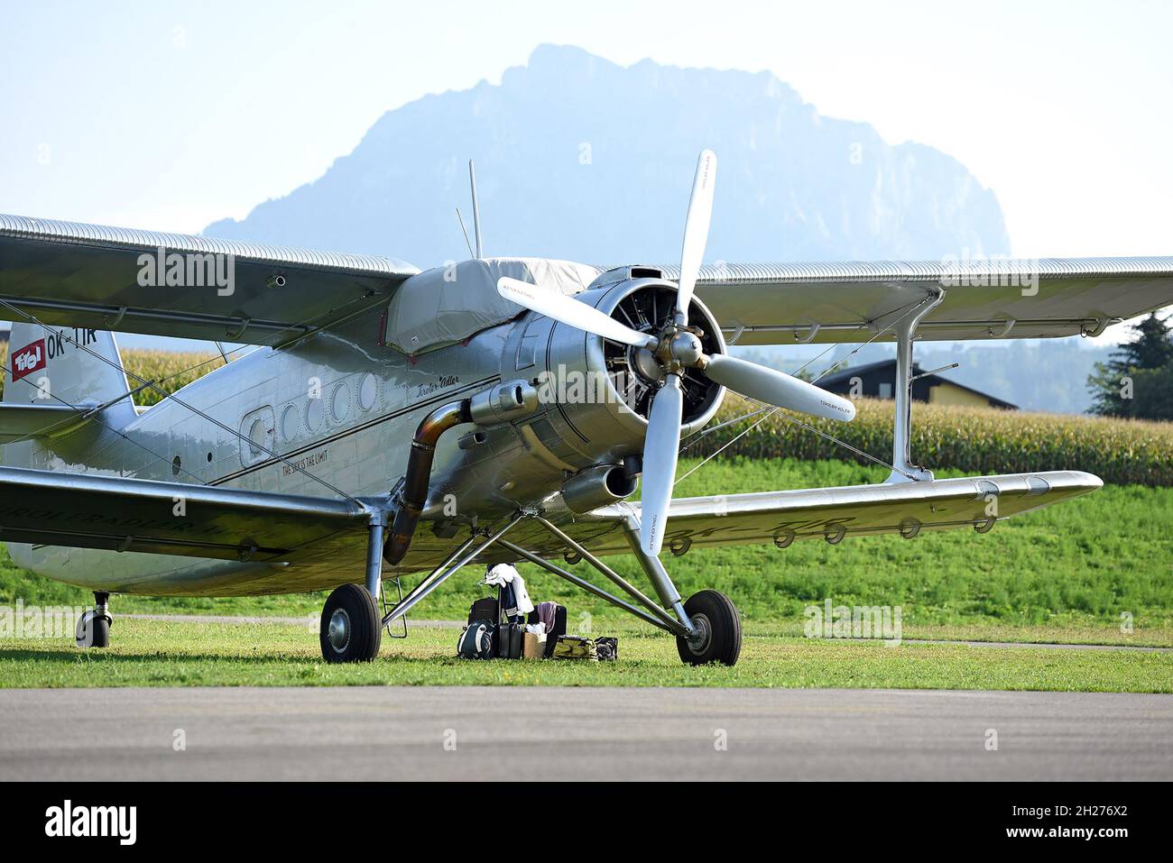 Die Antonow An-2 ist ein Mehrzweckflugzeug und mit über 18 m Spannweite der größte im Einsatz befindliche einmotorige Doppeldecker der Welt. - The Ant Stock Photo